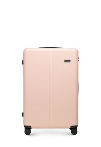 Roze harde koffer met verticale ribbels, zwarte wielen en een handvat aan de bovenkant. Logo zichtbaar aan de voorkant. Gestroomlijnd rechthoekig ontwerp.