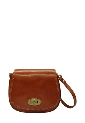 Sac bandoulière en cuir marron avec rabat arrondi, quincaillerie en laiton et bandoulière détachable. Présente des coutures soignées et une texture lisse.