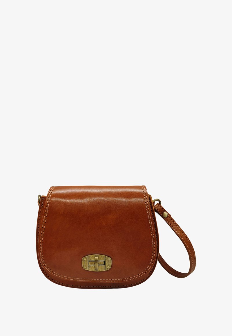 Sac bandoulière en cuir marron avec rabat arrondi, quincaillerie en laiton et bandoulière détachable. Présente des coutures soignées et une texture lisse.