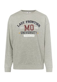Felpa grigia in cotone con colletto a girocollo. Presenta un testo stampato: "LAST FRONTIER MO UNIVERSITY EST. 1998" in blu navy e bordeaux, con stelle gialle.