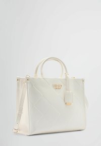 Borsa a mano in pelle bianca con texture a motivo diamante, manici superiori, tracolla rimovibile e dettagli hardware dorati. Logo del marchio in evidenza.