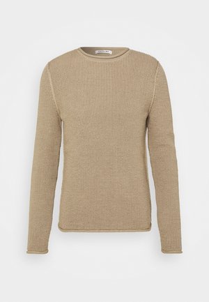 Beige Langarmpullover mit strukturiertem Strickdesign, Rundhalsausschnitt und gerippten Bündchen. Flach, ohne sichtbare Logos oder Muster.