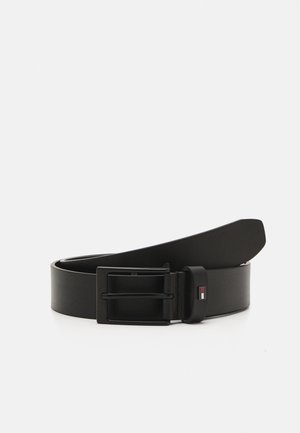 Cintura nera in pelle con finitura opaca, fibbia metallica rettangolare e un piccolo logo in rosso e bianco sulla fibbia.