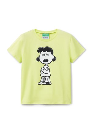 T-shirt en coton vert citron avec un design de personnage imprimé en noir et blanc. Manches courtes, col rond et coupe décontractée.
