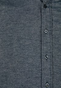 Donkerblauw, textuurshirt met een visgraatpatroon, met een button-down kraag en zes zwarte knopen langs de sluiting.