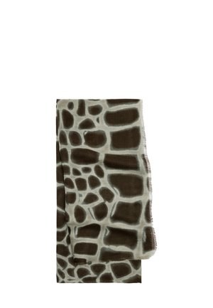 Brązowo-kremowy szalik z wzorem w żyrafę, wykonany z miękkiego materiału, z lekko postrzępioną krawędzią i prostokątnym kształtem.