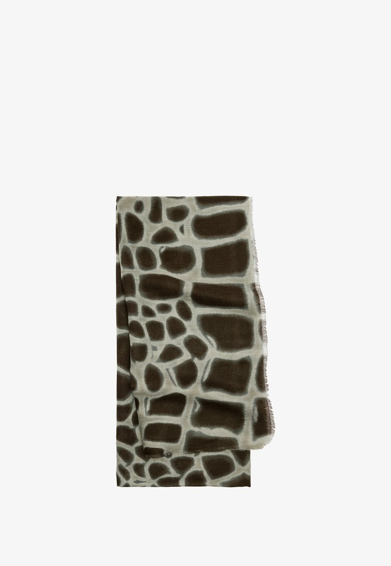 Brązowo-kremowy szalik z wzorem w żyrafę, wykonany z miękkiego materiału, z lekko postrzępioną krawędzią i prostokątnym kształtem.