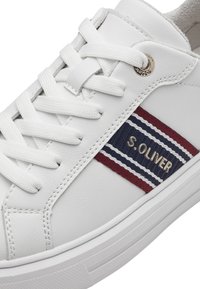 Sneaker bianca in pelle sintetica texture, con un accento a righe blu navy e bordeaux e un dettaglio del logo metallico sul lato.