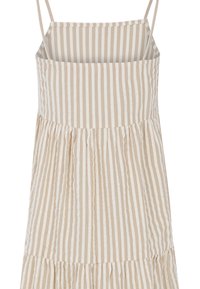 Utan axelband randig klänning i ljus beige och vit, med en veckad, lager-på-lager design och tunna axelremmar. Slät bomullstextur.