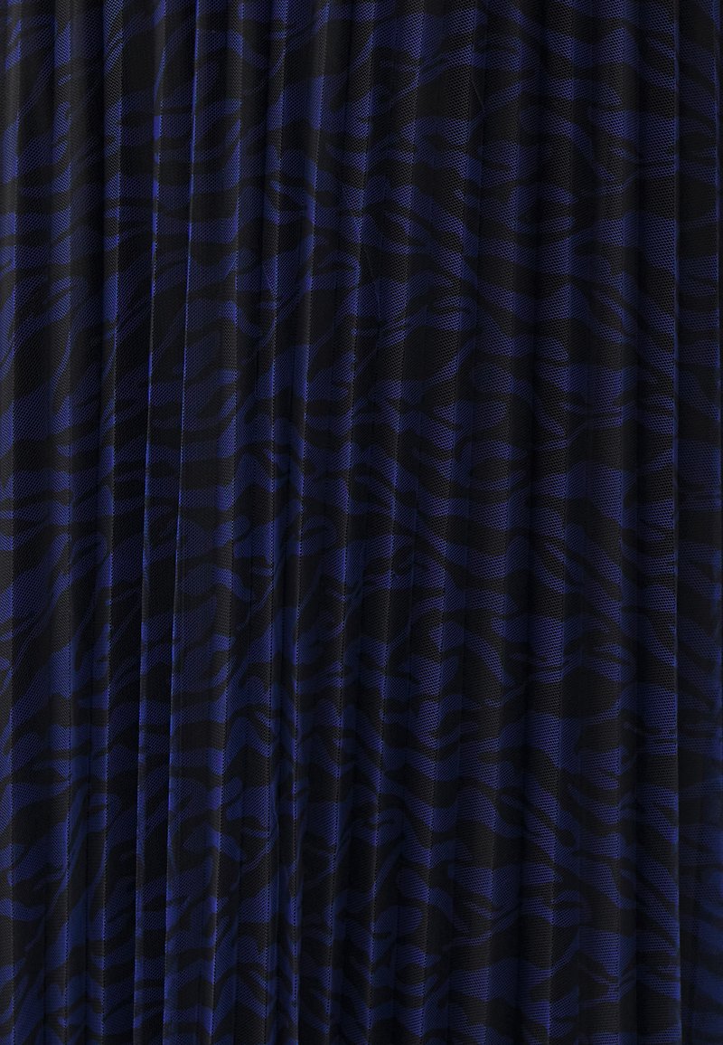 Plissé stof met een blauw en zwart dierenprintpatroon, met een gestructureerd oppervlak. Het ontwerp benadrukt golvende lijnen in een ritmische indeling.