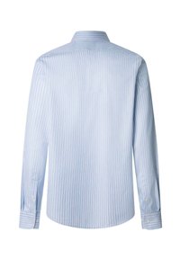 Camisa de botones de manga larga en azul claro con rayas verticales blancas. Presenta un cuello estándar y puños con botón. Textura de tela de algodón.