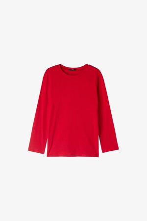 T-shirt rouge à manches longues avec col rond, au design simple et uni, sur un fond blanc.