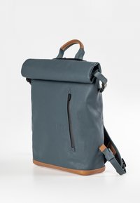Rolltop-Rucksack aus dunkelblauem Leder, mit einer vorderen Reißverschlusstasche, einem braunen Akzent am Boden und verstellbaren Trägern für eine individuelle Passform.