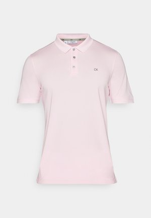 Tricou polo roz deschis, cu mâneci scurte, guler cu trei butoane și logo-ul CK brodat pe pieptul stâng. Material elastic și neted.