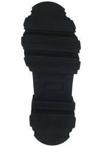 Suola di scarpa in gomma nera con texture scanalata e motivi rialzati variabili. Presenta una punta e un tallone arrotondati per una migliore aderenza e stabilità.