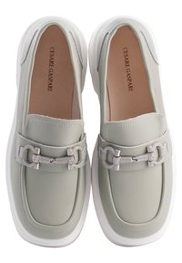 Paire de mocassins en cuir gris clair avec détail chaîne argentée sur le dessus et semelles intérieures beige marquées Cesare Gaspari.