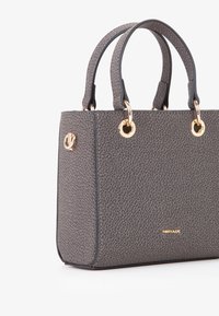 Borsa grigia con texture, doppi manici superiori, dettagli in metallo dorato e forma strutturata. Presenta un logo sottile sul davanti.
