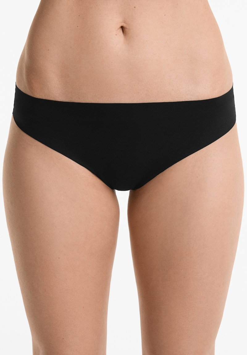 Zwarte bikini onderkant met een gladde textuur, laag uitgesneden ontwerp en minimalistische snit, zonder zichtbare hardware of versieringen.