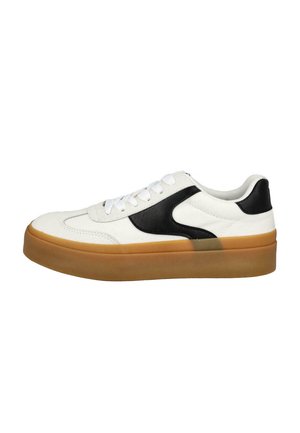 Zapatilla blanca con acentos de cuero negro, parte superior de lona texturizada, cordones blancos y suela de goma marrón. Presenta una punta redonda y un diseño minimalista.