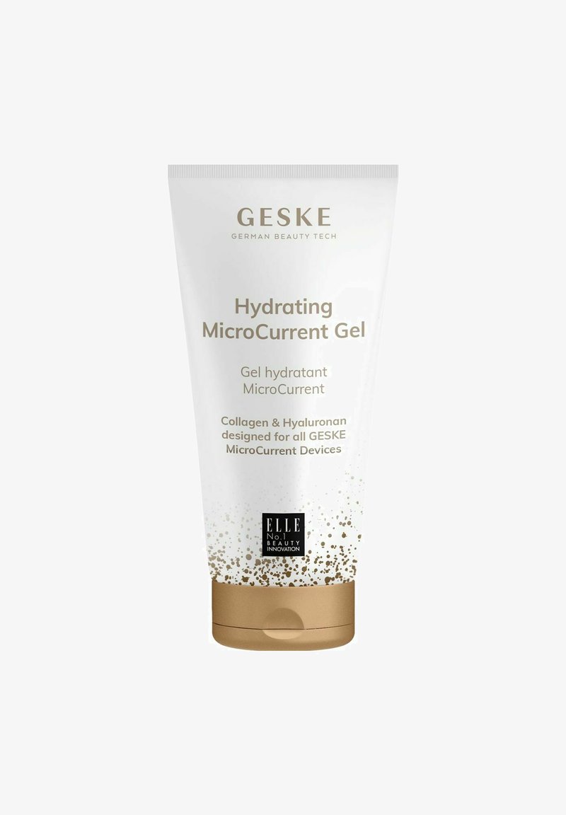 GESKE Hydrating MicroCurrent Gel in een witte tube met gouden accenten, heeft een gladde textuur en is ontworpen voor gebruik met MicroCurrent-apparaten.