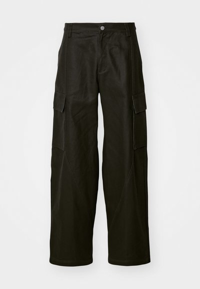 Mustat cargo-housut, joissa on leveät lahkeet, valmistettu kestävästä kankaasta, sivutaskuilla ja kontrastiväriset tikkaus saumoissa.