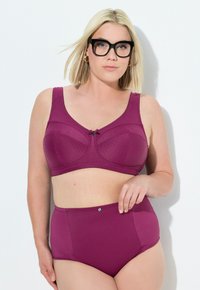 Reggiseno viola e slip bikini a vita alta con dettagli testurizzati. Il reggiseno presenta spalline larghe e un fiocco al centro.