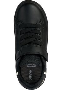 Sneaker nera con tomaia in pelle liscia, lacci in tessuto e fascia con velcro. Presenta una soletta testurizzata e accenti bianchi a contrasto.