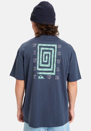 Navyblaues Kurzarm-T-Shirt mit einem spiralförmigen Grafikdesign in hellgrün und stilisierten Texten darum herum. Glatte Textur, lässige Passform.