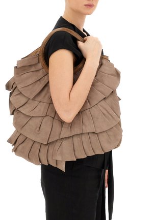 Borsa a tracolla in suede marrone con design a strati di balze e manici in pelle marrone, caratterizzata da una grande dimensione e una superficie morbida e testurizzata.