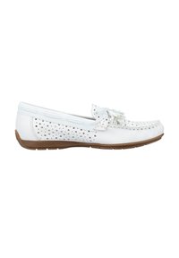 Mocassins en cuir blanc avec un motif perforé, semelle plate, nœud décoratif et semelle en caoutchouc tan contrastante.