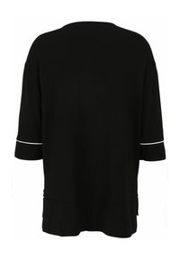 Schwarzes Kurzarmoberteil mit einer lockeren Passform, das weiße Akzente an den Ärmeln und einen abgerundeten Saum aufweist, hergestellt aus weichem Stoff mit glatter Textur.