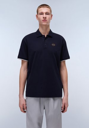 Mørkeblå polo shirt med klassisk krave, tre knapper og et lille rundt logo. Korte ærmer med kontrastdetalje. Matches med lysegrå bukser.