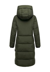 Cappotto verde imbottito con cappuccio, caratterizzato da una lunghezza lunga, texture trapuntata e polsini elasticizzati per una vestibilità aderente. La vista posteriore mostra un design senza cuciture.