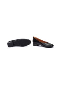 Ballerines en cuir noir avec un bout arrondi et un petit talon carré ; texture lisse avec une semelle en caoutchouc à motifs et une doublure intérieure.