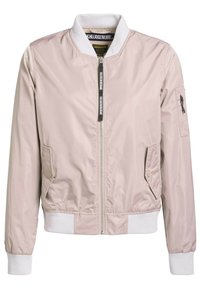 Veste bomber beige clair avec col, poignets et ourlet côtelés blancs, fermeture éclair à l’avant, deux poches latérales à rabat et une poche zippée sur la manche gauche.