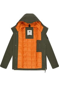 Olijfgroene jas met een oranje gewatteerde voering, capuchon en rits. Heeft een voorzak en een stoffen label binnenin.