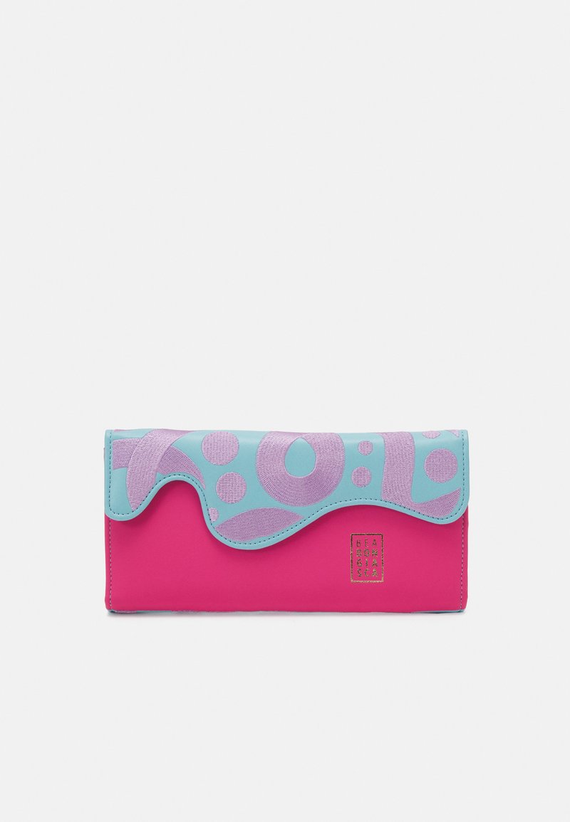 Portefeuille rose avec un rabat en forme de vague bleu, orné de motifs violet clair. Texture lisse avec un petit logo en relief en bas à droite.