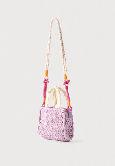 Λιλά τσάντα ώμου πλεκτή με εκρού κοντές λαβές και μακρύ λευκό λουρί με ροζ και πορτοκαλί λεπτομέρειες.