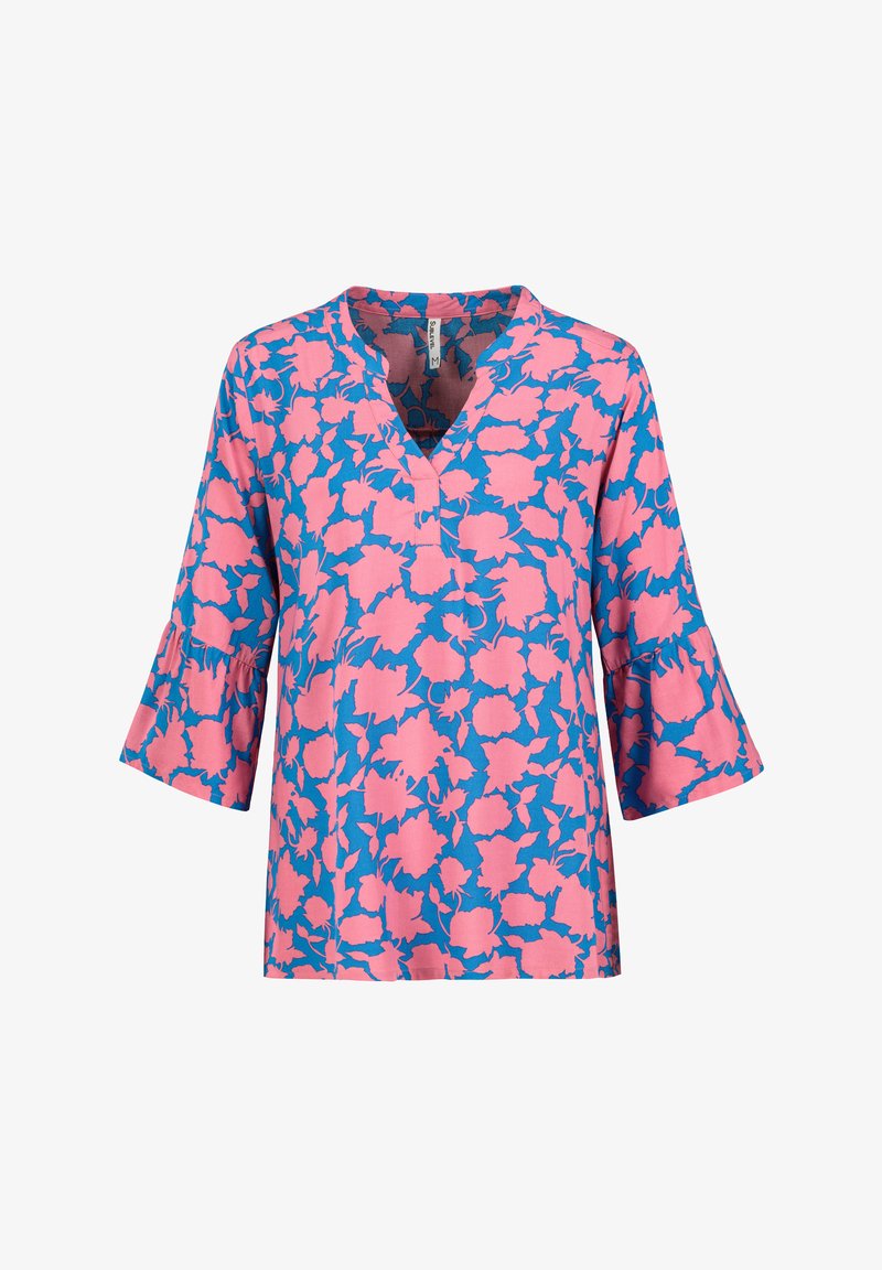 Mehrfarbige Bluse mit blauem Hintergrund und rosa Blumenmuster, V-Ausschnitt und drei Viertel-Bellärmeln. Aus weichem Stoff gefertigt.
