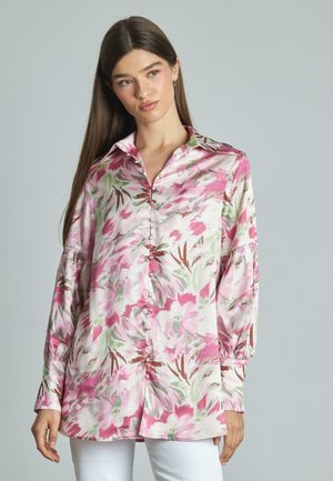 Camicia di seta floreale in tonalità di rosa, verde e crema, con chiusura a bottoni frontale, colletto e dettagli delle maniche arricciate.