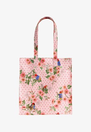 Rózsaszín vászontáska hosszú fogantyúkkal, kis piros pöttyökkel, rózsaszín virágokkal és kék kabátot és piros kalapot viselő mackókkal díszítve.