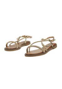 Sandalias con tiras que presentan un acabado metálico dorado, decoradas con pequeñas cuentas, una suela plana y una correa ajustable en el tobillo.
