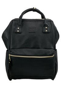 Sac à dos en cuir noir avec poche avant zippée dorée, double poignée supérieure avec fermeture à pression, et écusson carré avec logo au centre avant.