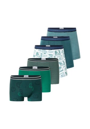 Zes paar jongensboxershorts in tinten groen en blauw met verschillende patronen, waaronder strepen, surfontwerpen en glimlachende gezichten.