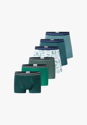 Zes paar jongensboxershorts in tinten groen en blauw met verschillende patronen, waaronder strepen, surfontwerpen en glimlachende gezichten.