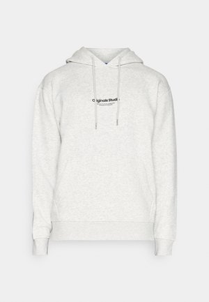 Hellgrauer Kapuzenpullover mit Kordelzug und kleinem schwarzem Textlogo mittig auf der Brust, vordere Kängurutasche, lange Ärmel.
