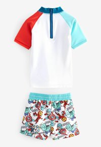 To-delt badedragt bestående af en hvid rash guard med røde og teal ærmer samt farverige shorts med superheltemønster og elastisk talje.