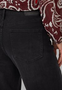 s.Oliver SURI - Jean flare - dunkelgrau