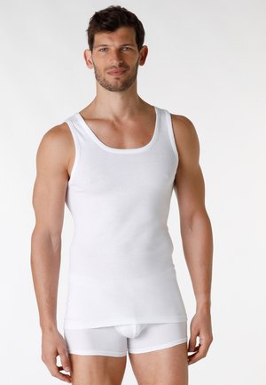 Top in cotone bianco senza maniche con scollatura a barca abbinato a slip bianchi. Entrambi i capi presentano una texture liscia e un design aderente.