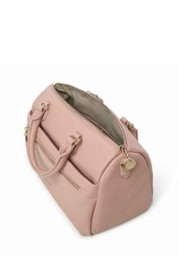 Lyserød læderhandbag med gulddetaljer, dobbelte håndtag, en toplynlås og en frontlynlås lomme. Glat tekstur og struktureret form.